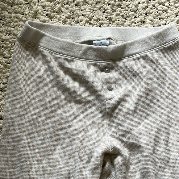 🤍 Old Navy Thermal Knit Pajama Leggings in Snow Leopard 🤍 - Picture 2 of 7